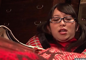 Nerdy Asian teen rubs her cunt under the blanket