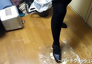 ã€fetishã€‘Japanese girl food crush with Knee high socks strap shoes.