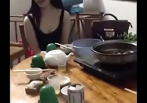 Chinese girl undisguised when she barfly - VietMon.com