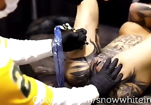 Laughable tattoo battle-axe receives her a-hole tatted and drag inflate 2 guys