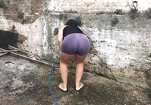 Esposa Rabuda lavando o quintal