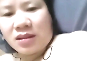 Vietnamese unwed mum ID the brush pussy till such time as she cums