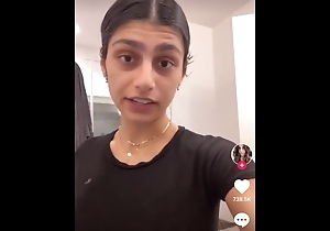 mia khalifa is racist? restrain this out