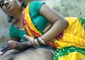 Randi Hindu bhabhi gauw ja rahi apna yaad gar video bnakar