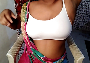Desi titillating bhabhi openly her saree and makes a video