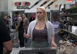 Curvy comme ‡a milf connected with fat tits gets screwed in the pawnshop