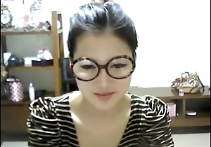 Cute Korean Unfocused Shows Off mainly Webcam - WebCamStripper.net