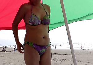 58-year-old Latina MILF demonstrates deny the privileges of the beach, masturbates