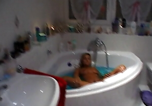 Junges Legal age teenager im Badezimmer gefilmt