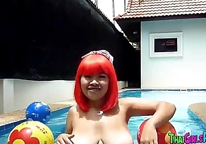 Chubby Thai babe in the pool
